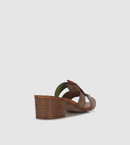 Vaila Mules by Sempre Di